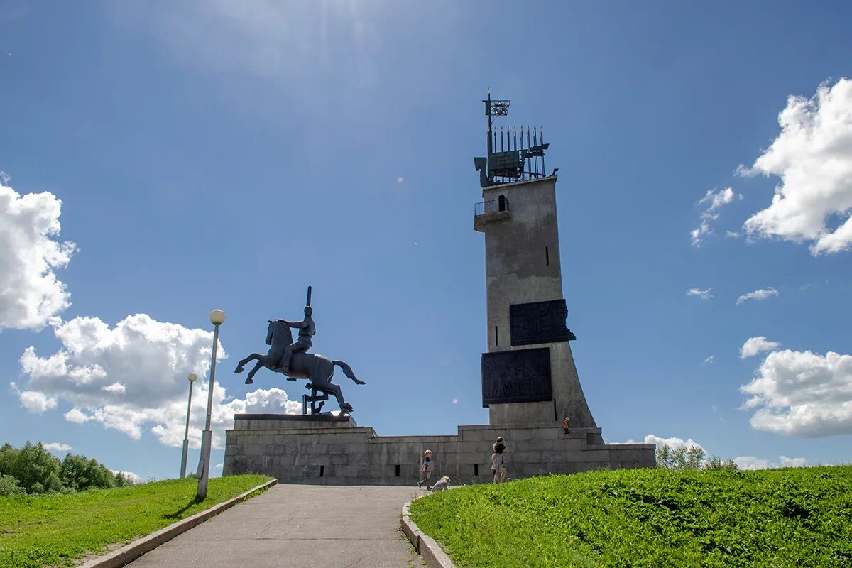 Список памятников новгорода. Монумент Победы Великий Новгород. Монумент Победы (Великий Новгород) всадник. Памятники монумент Победы Великий Новгород. Великий Новгород Кремлёвский парк монумент Победы.