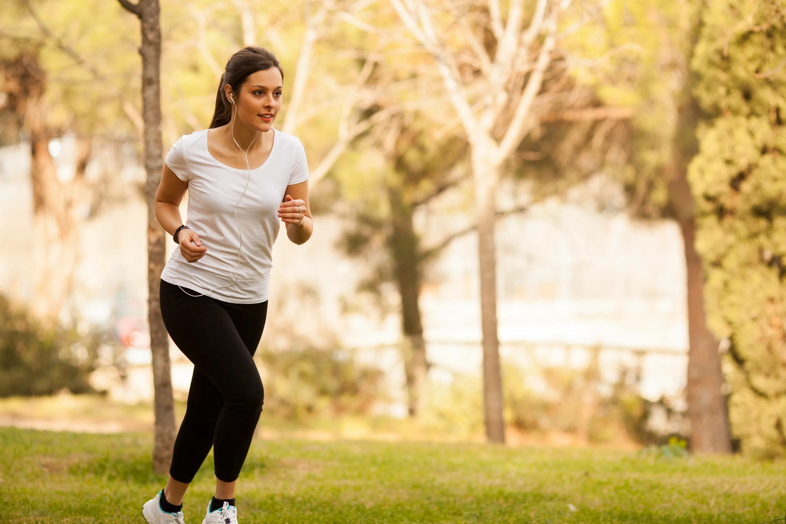 Get well run. Девушка бежит. Бег девушки. Бег трусцой. Женщина на пробежке.