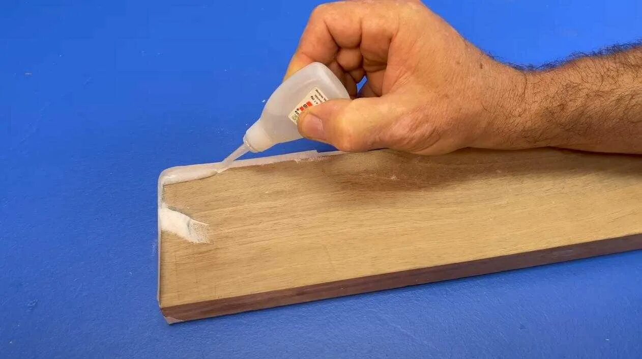 Как убрать клей гель с деревянной полки. Wood glue. Сколы на мебели. Капли клея на дереве. Удалитель цианакрилатного клея.