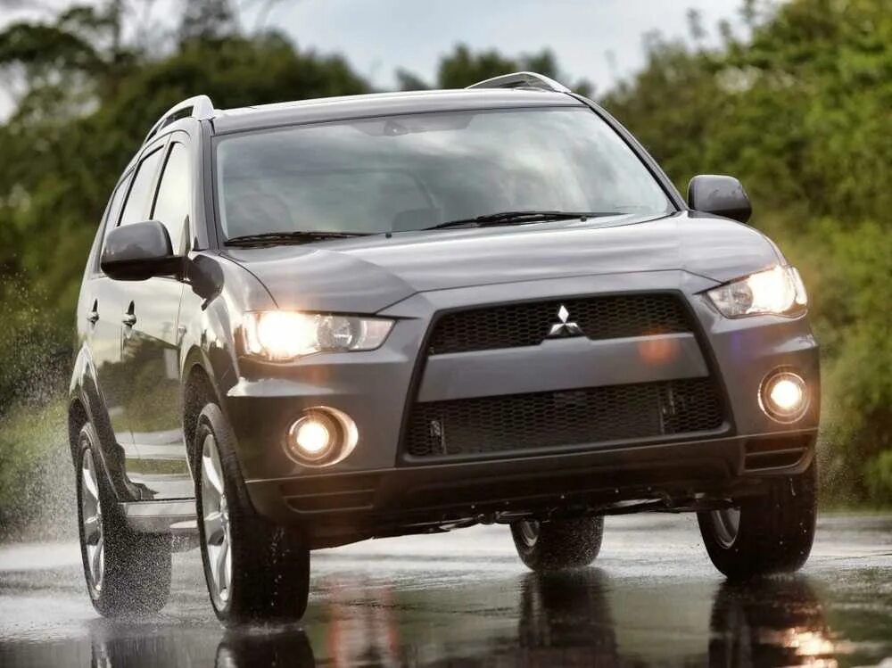 Мицубиси аутлендер полный. Mitsubishi Outlander XL. Mitsubishi Outlander 2 XL. Mitsubishi Outlander XL 2012. Мицубиси Аутлендер 2010.