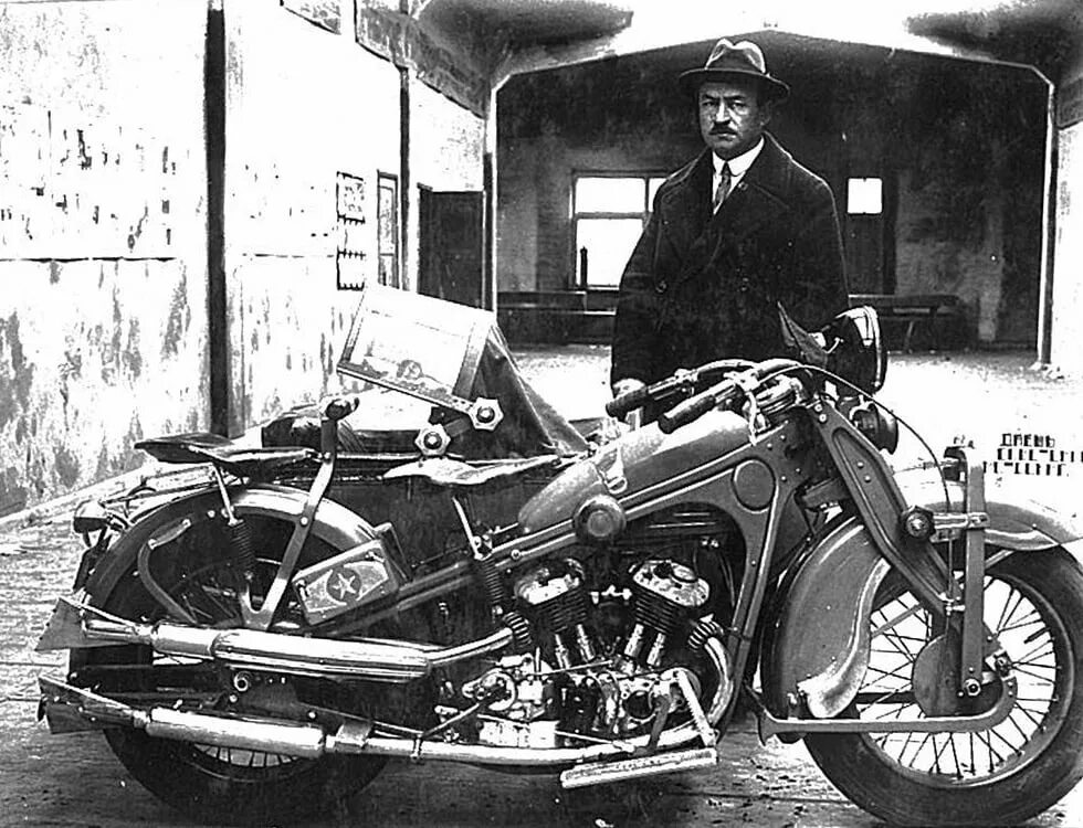 Первые английские мотоциклы. Первый мотоцикл. Henderson мотоцикл 1912. Ижевский мотозавод мотоциклы иж. Первое то мотоцикла.