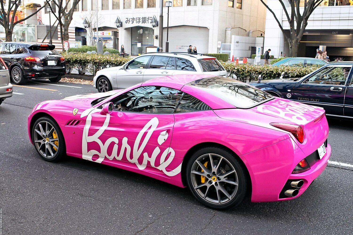 Где розовые машины. Кабриолет Ламборджини Феррари. Феррари Пинк. Ламборгини розовая Хеллоу Китти. Розовая машина.