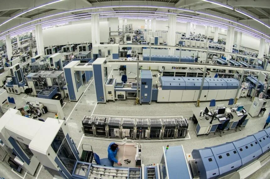 Your factory. Siemens smart factory industry 4.0. siemens amberg electronics plant завод.