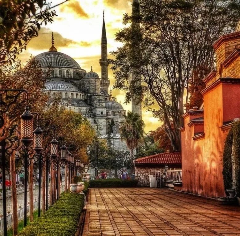 Турция открытые города. Стамбул старый город Султанахмет. Старинные улочки Султанахмета в Стамбуле. Султанахмет Стамбул осень. Стамбул Босфор осень.
