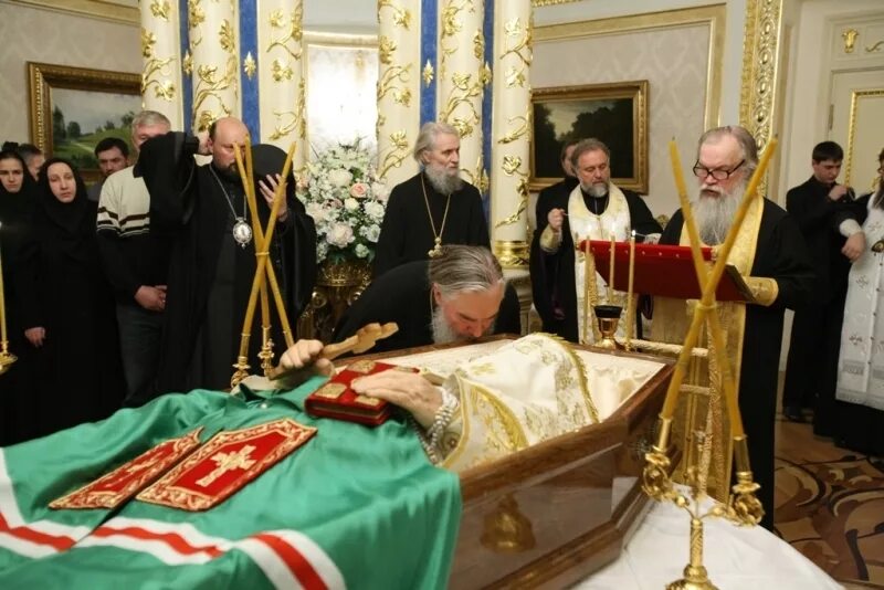 алексей 2 патриарх московский отпевание. алексий 2 могила. патриарх алексий 2 похороны. отпевание патриарха алексия 2. похороны патриарха алексия.