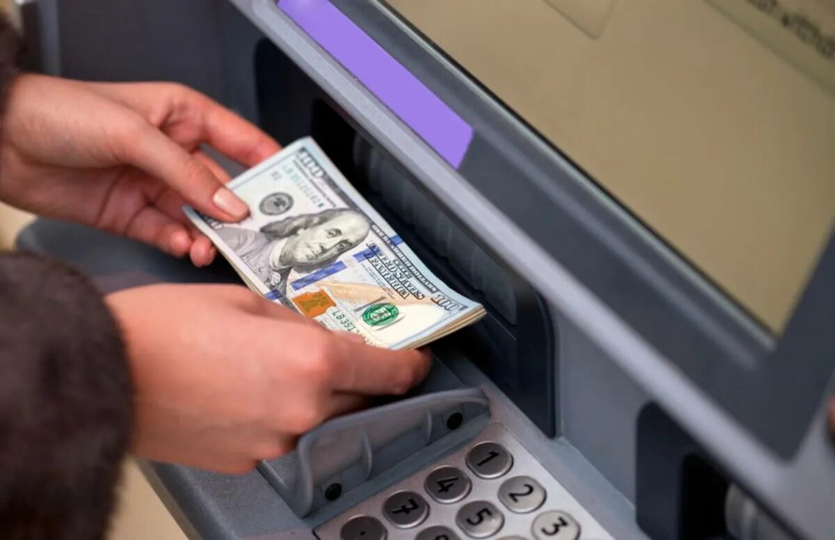 Положить доллары на счет. Доллары в банкомате. Банкомат деньги. Банкомат долларовый. Банковские автоматы валюта.