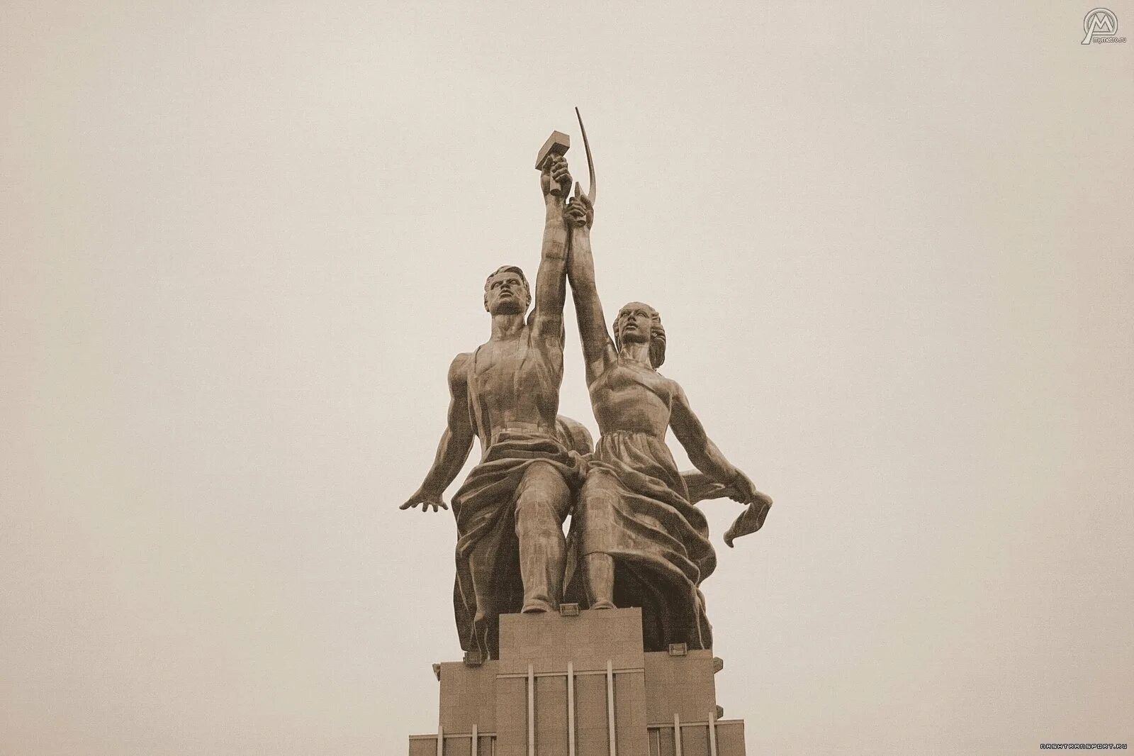 Мосфильм 1955. Скульптура мухиной рабочий и колхозница. Памятник рабочий и колхозница мосфильм. Памятник рабочий и колхозница мосфильм. Рабочий и колхозница мосфильм.