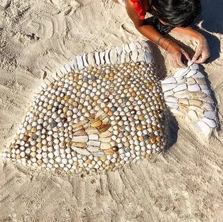 Собирает ракушки