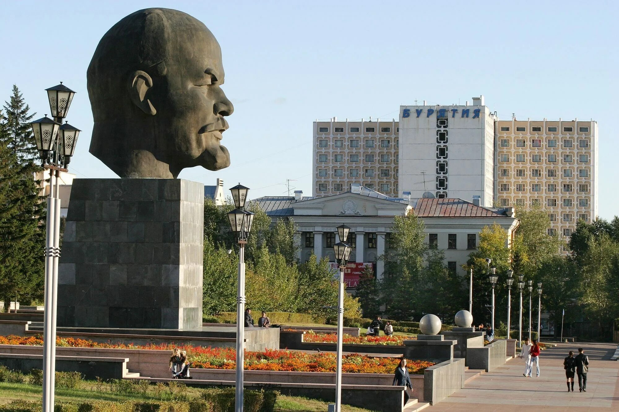 Улан удэ столица какой республики. Улан Удэ Ленин. Памятник Ленину (Улан-Удэ). Голова Ленина в Улан-Удэ. Площадь советов г Улан-Удэ.