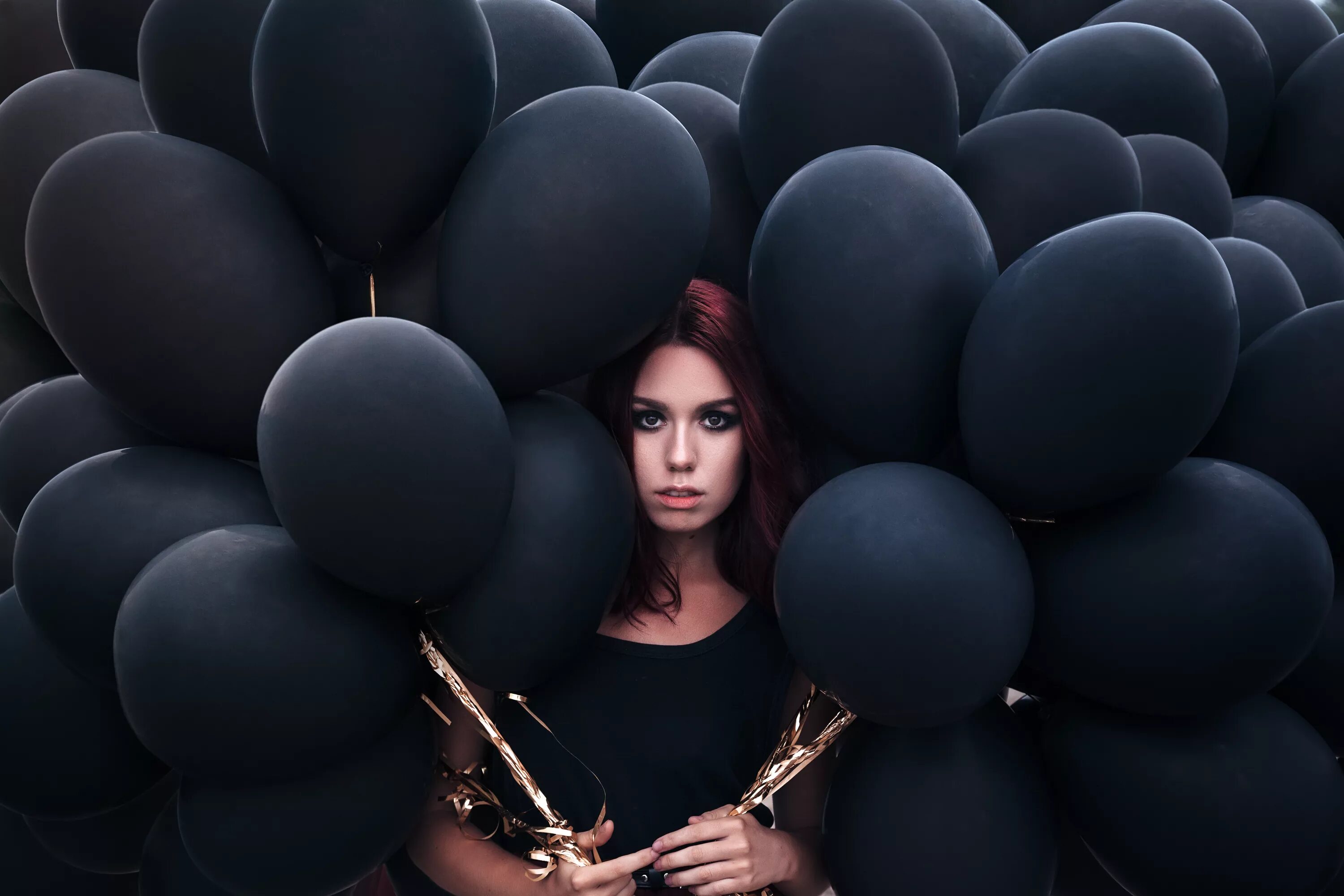 Девушка с красивыми шарами. “черный шар” (the black balloon), 2008. девушка с воздушными шарами. фотосессия с шариками. фотосессия с черными шарами.