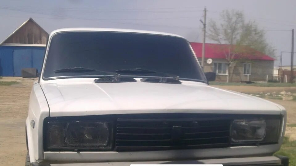 Лада 2105 опер. Ваз-2105 жигули чёрная. Ваз 2107 белая в тонере. Ваз 2107 красная тонированная. Лада 2107 черная тонированная.