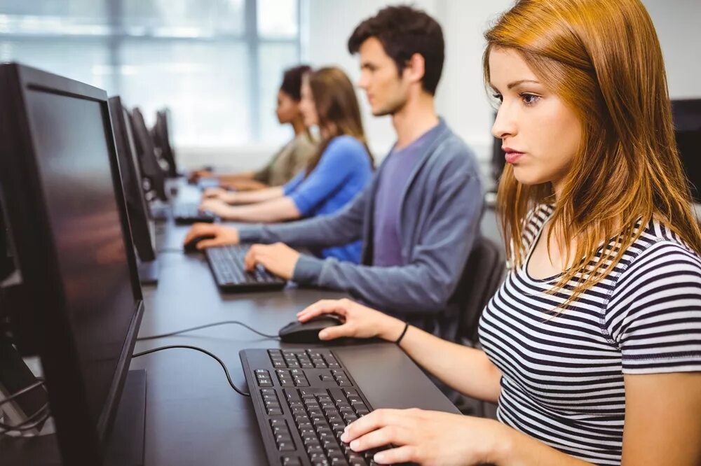 Students windows. Человек за компьютером. Учащиеся за компьютером. Компьютер и человек. Взрослый человек за компьютером.