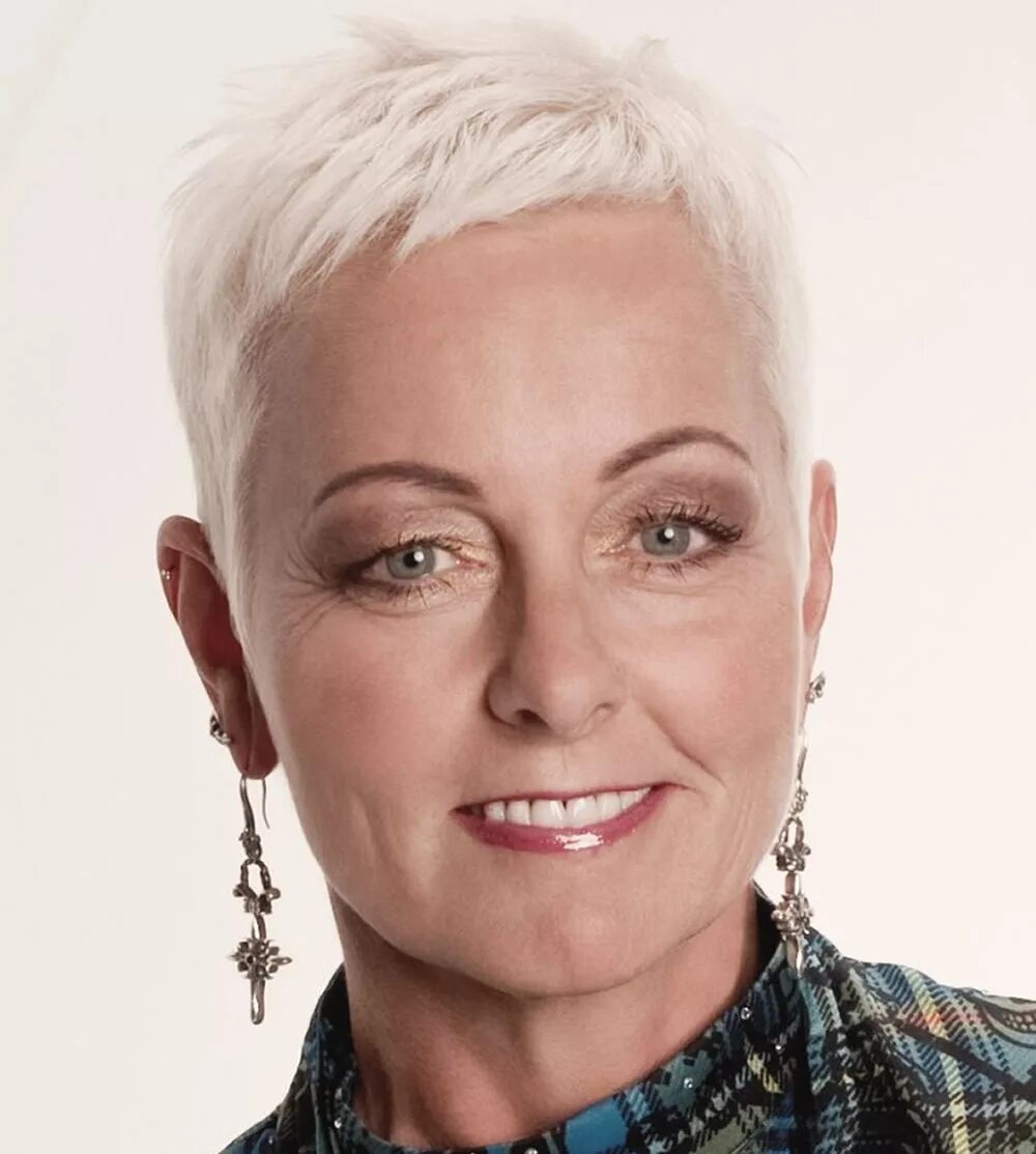 Ирина понаровская стрижка пикси. Ультракороткая стрижка женская после 50 лет. Креативные стрижки после 50. Стрижка гарсон пикси на короткие волосы для женщин после 50. Стрижка пикси волосы для женщин за 50.