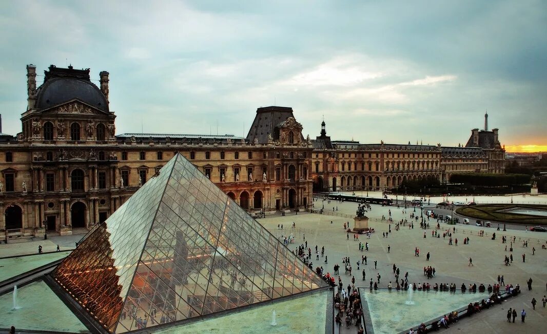 Какие самые известные музеи. Музеи. Лувр. Париж. Музей Лувр в Париже внутри. Лувр Париж снаружи. Лувр Франция внутри.