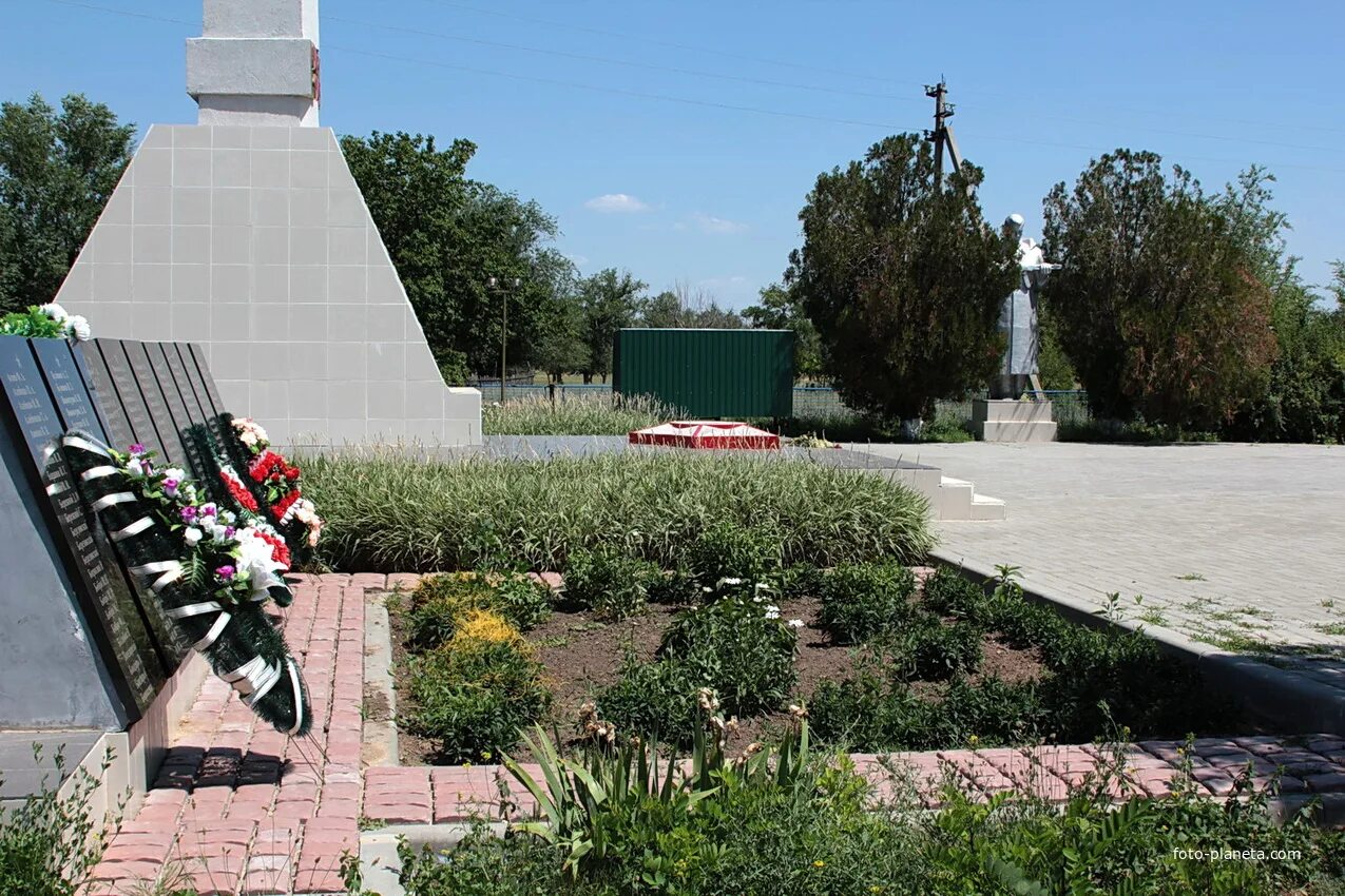 Село ивановка сальский район погода ростовская. Село Бараники Сальского района Ростовской области. Село Березовка Сальский район. Село Берёзовка Братская могила. Сандата (Сальский район).