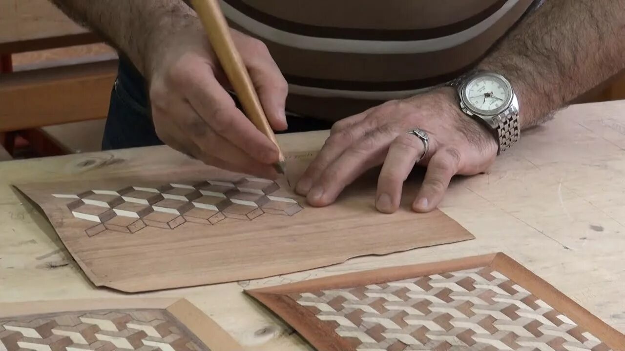 Техника мозаичного набора. Маркетри мозаика из шпона технология. Техника Маркетри деревянная мозаика. Инкрустация по дереву шпоном. Маркетри по дереву.