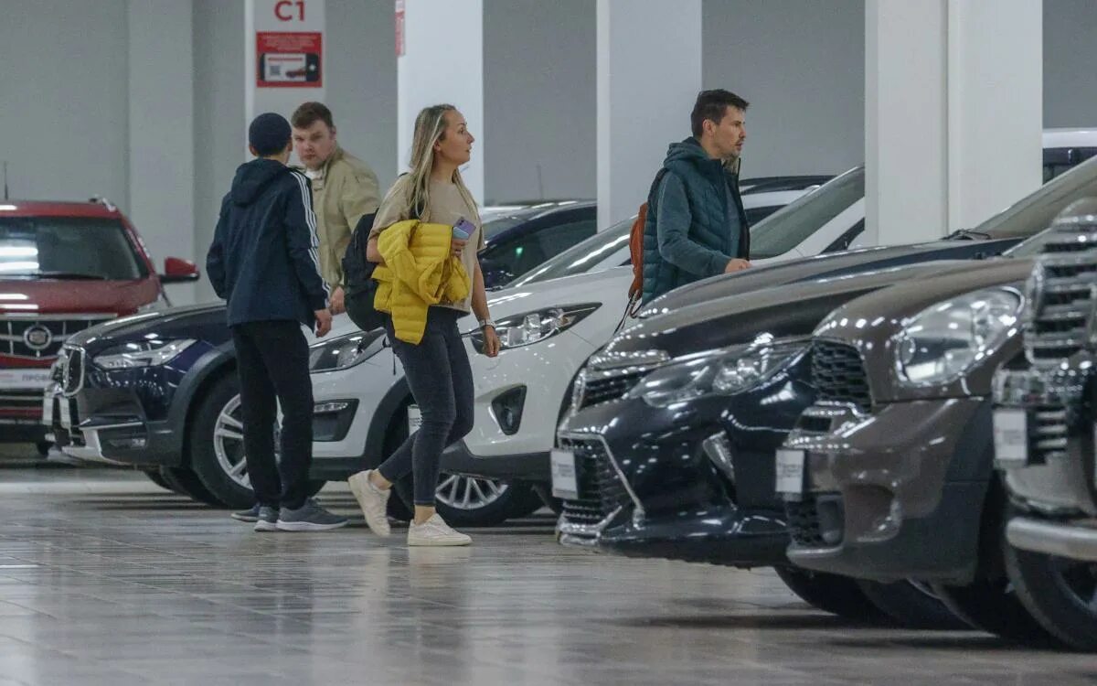 Автомобиль москвич 3е 2022. Машины в автосалоне. Завод автоваз тольятти. Новые иномарки. Новые автомобили.
