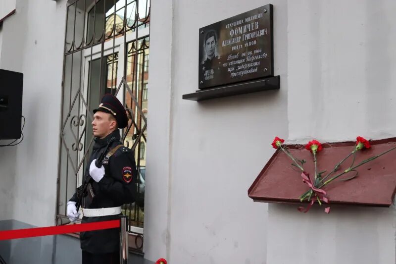 Доска памяти. Мемориальные доски сотрудникам полиции. Караул у памятной доски. Почетный караул у мемориальной доски. Открытие доски памяти