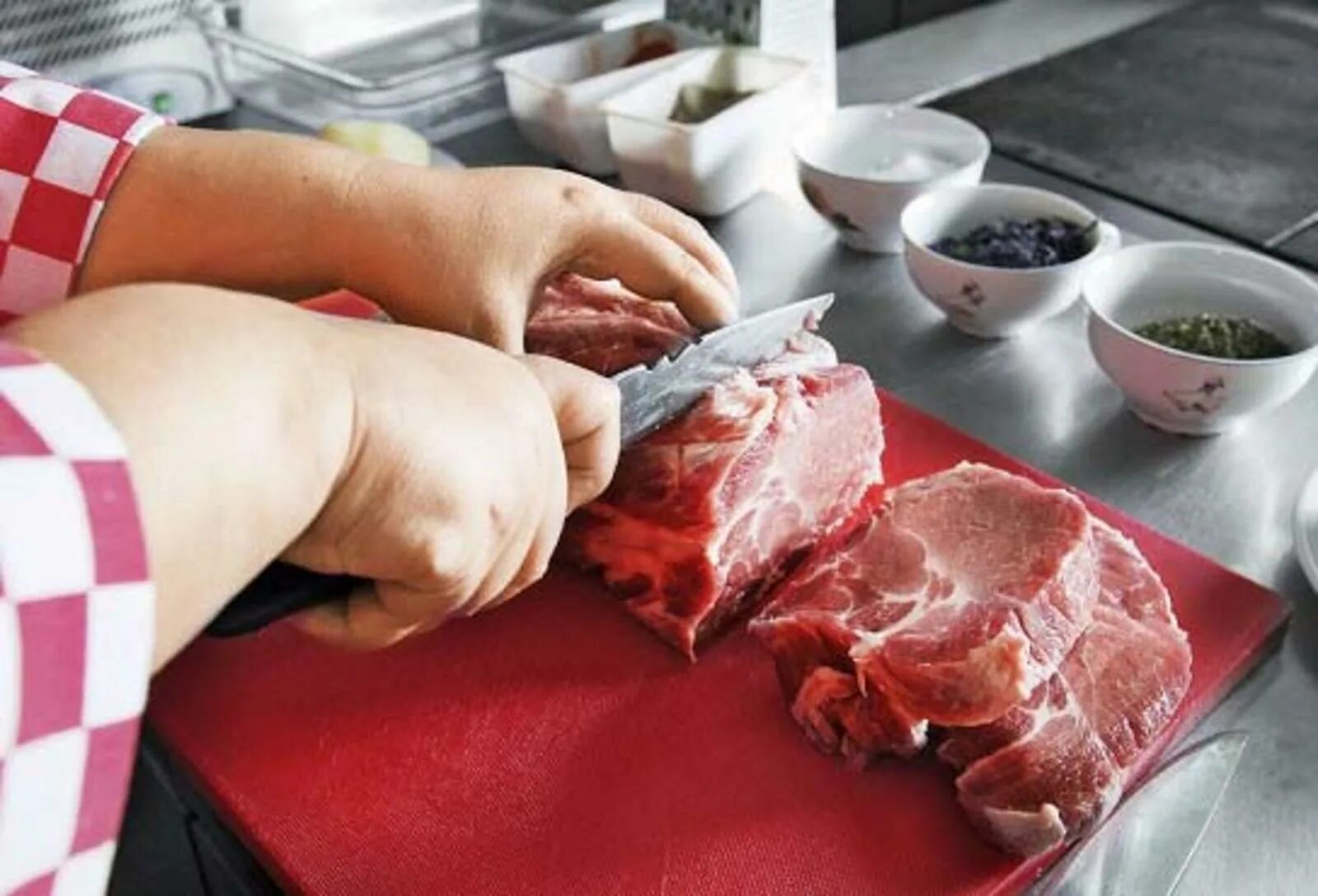 Нарезанная говядина. Куски мяса на шашлык. Мясо для шашлыка. Куски мяса на шашлык. Кусочек шашлыка.