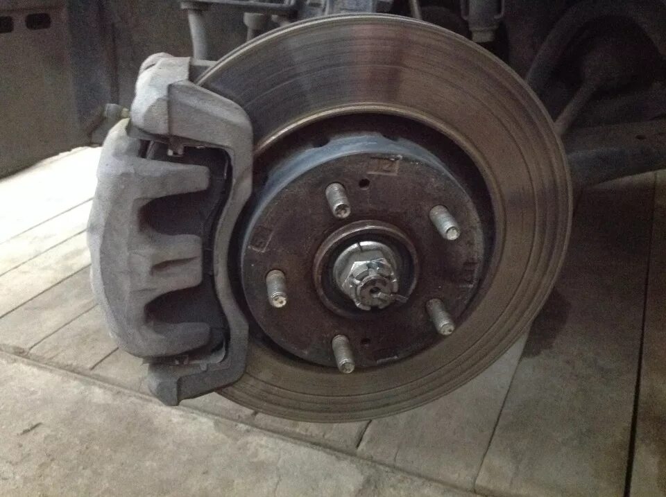 Аутлендер замена тормозных дисков. Тормозные колодки митсубиси аутлендер xl 2008 передние. Аутлендер замена тормозных дисков. Mitsubishi_outlander_2010 тормозной диск. Мицубиси аутлендер передний тормозной.