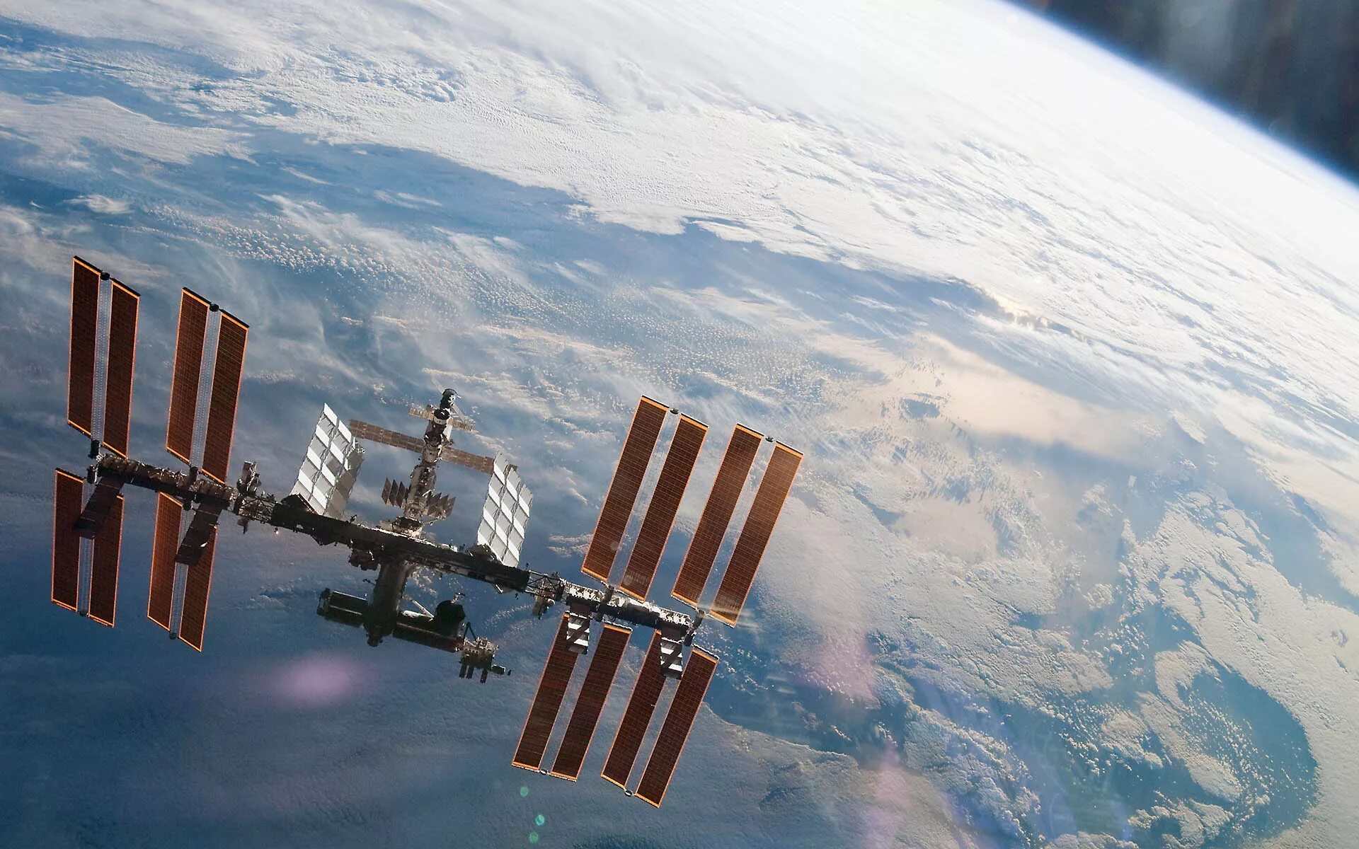 Мкс фото. МКС 4к. МКС на фоне земли. Космическая станция на земле. Станция мир вид с земли.