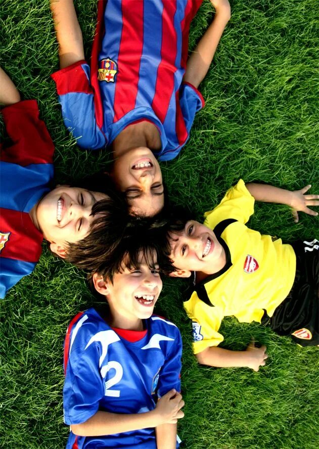 Футбол дети. Мальчик футбол. Футбольная форма для мальчиков. Фотосессия футбольная для мальчишки.