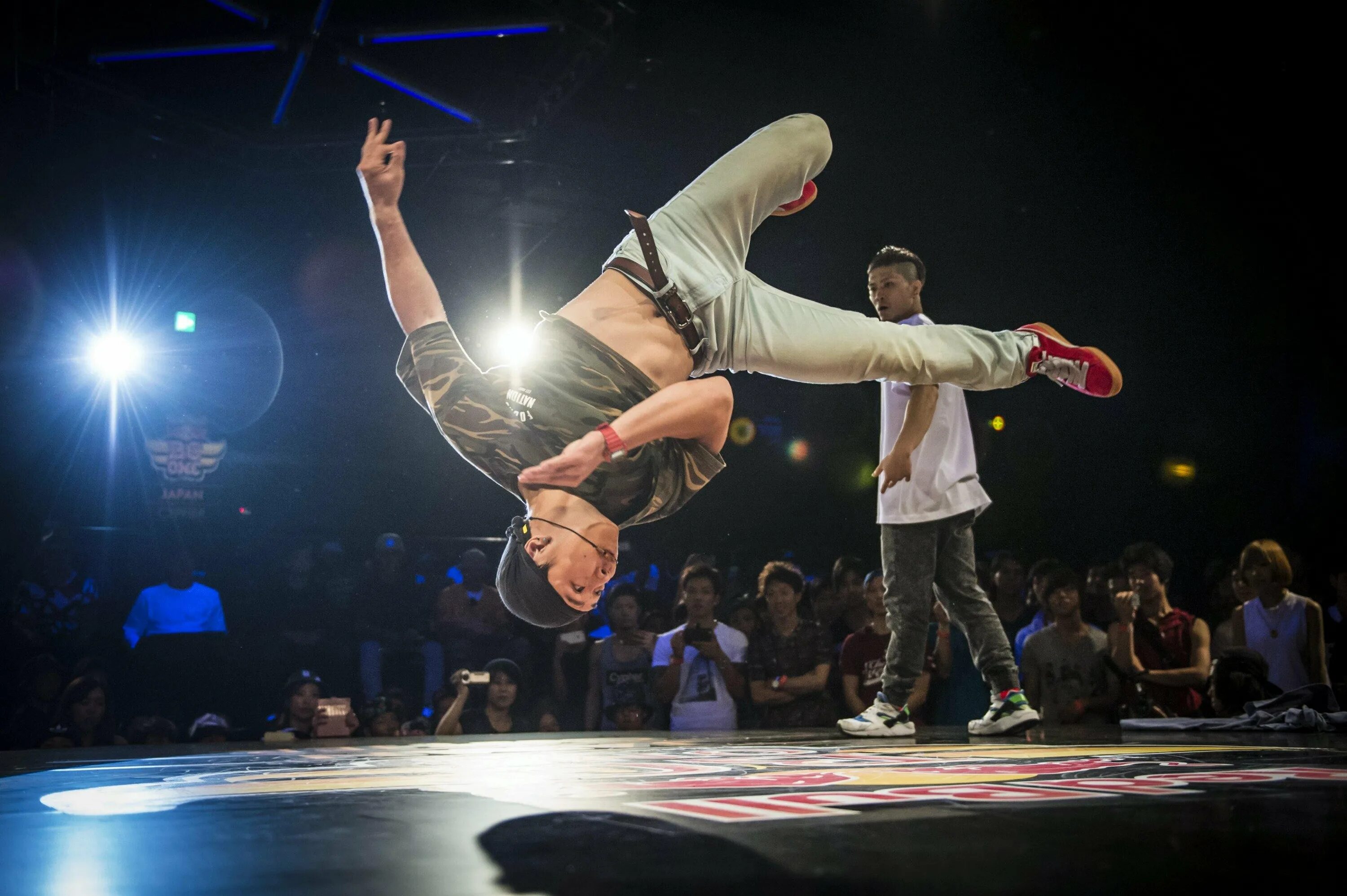 Лучший брейк бит. Брейк данс red bull. bboy alcolil. bboy the8. сэм бутта брейк.