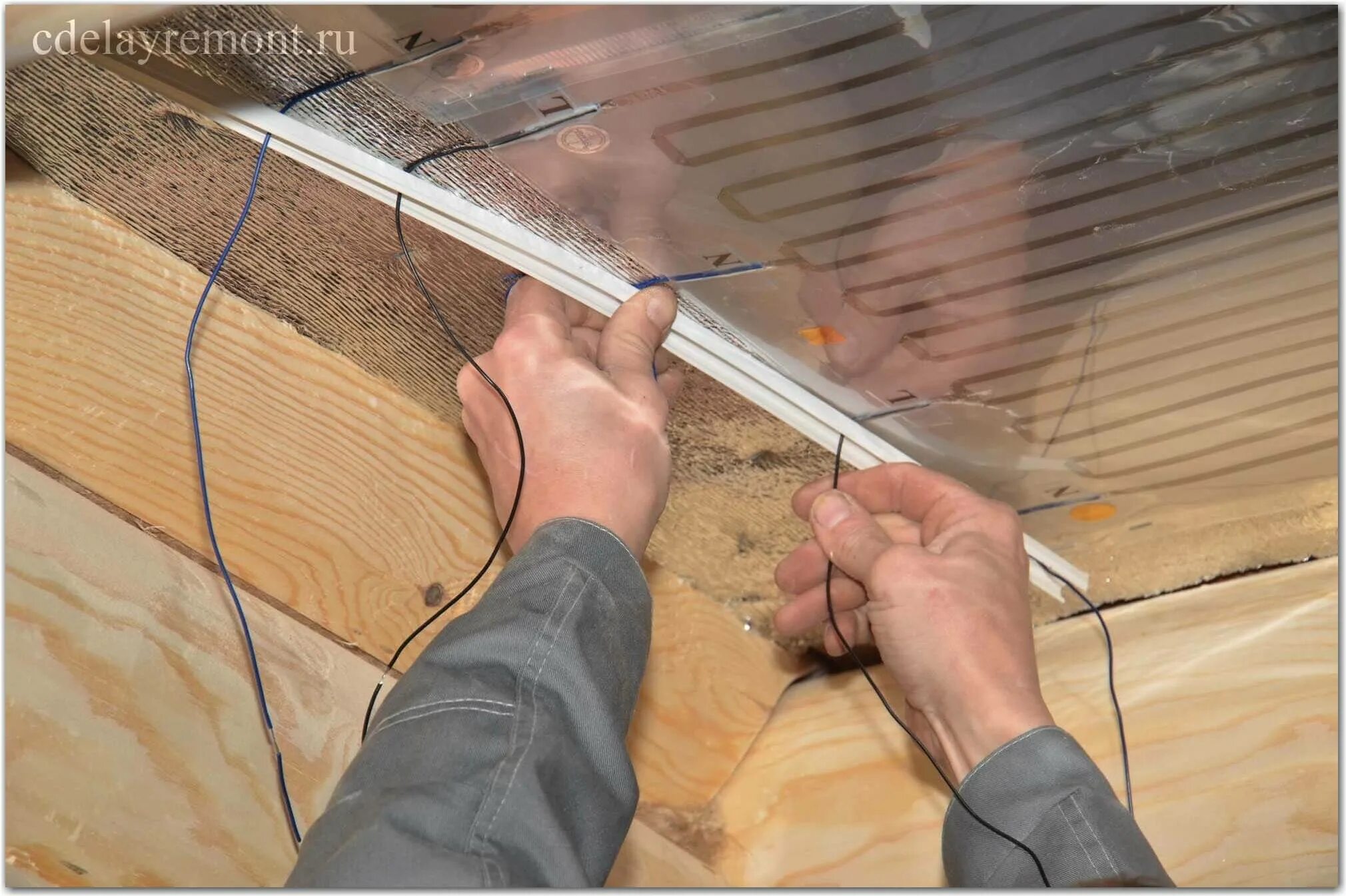 Тёплый пол водяной. Теплый плинтус электрический рехау. Монтаж водяного пола. Установились теплые. Теплый плинтус водяной греющий модуль.