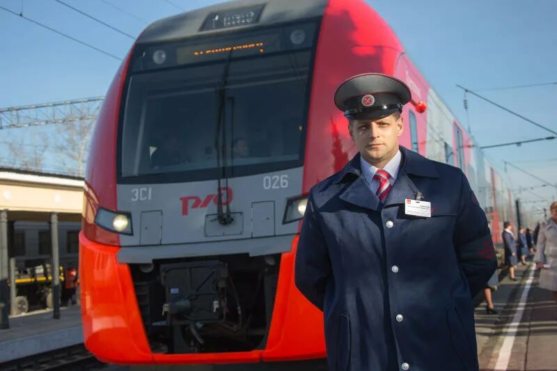 Машинист поезда ржд. Помощник машиниста тепловоза. Девушка машинист электропоезда ржд. Машинист поезда ржд. Машинист поезда ржд.