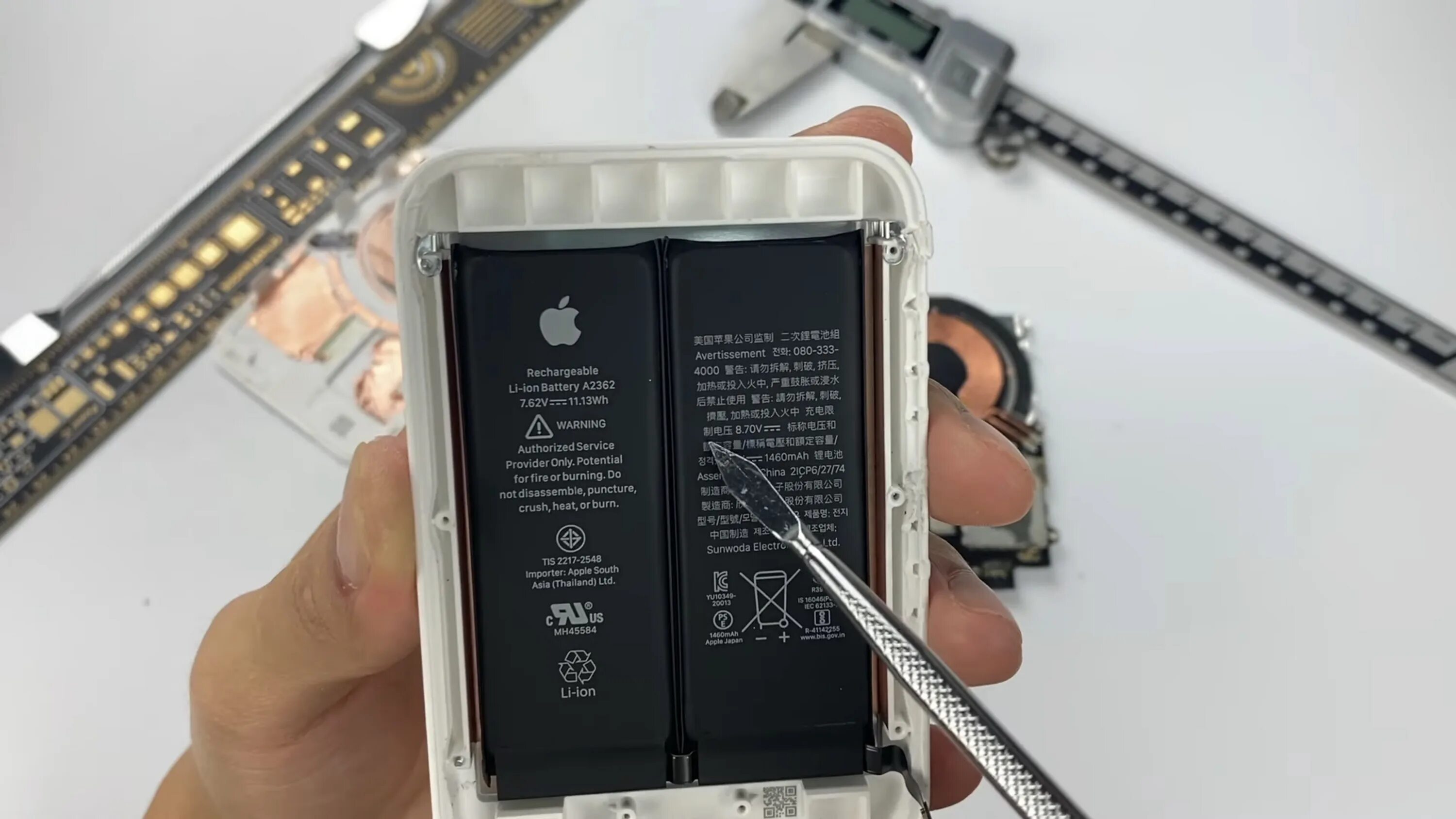 Magsafe iphone battery. Аккумулятор Apple MAGSAFE Battery Pack. Повербанк Apple MAGSAFE Battery Pack. Iphone Battery Pack MAGSAFE a2384. Battery Pack 2 Apple.