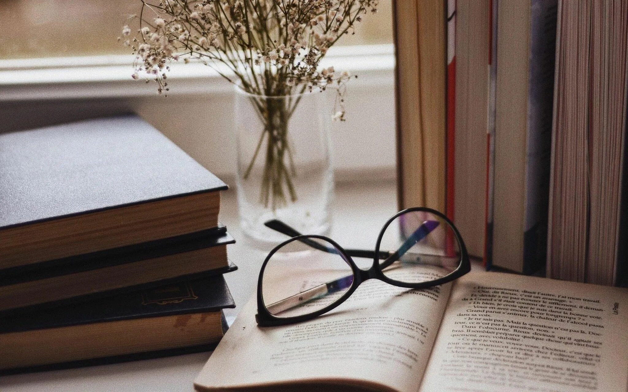 Стол «книга». Книши и тетради на столе. На письменном столе лежит учебник. На письменном столе лежит учебник. Стол-книжка.