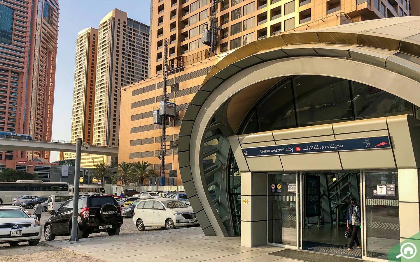 Дубай интернет сити. Метро tecom Dubai. Станция метро Dubai Internet City. Метро Дубай Internet Metro Station. Станция метро Mashreq Дубай.