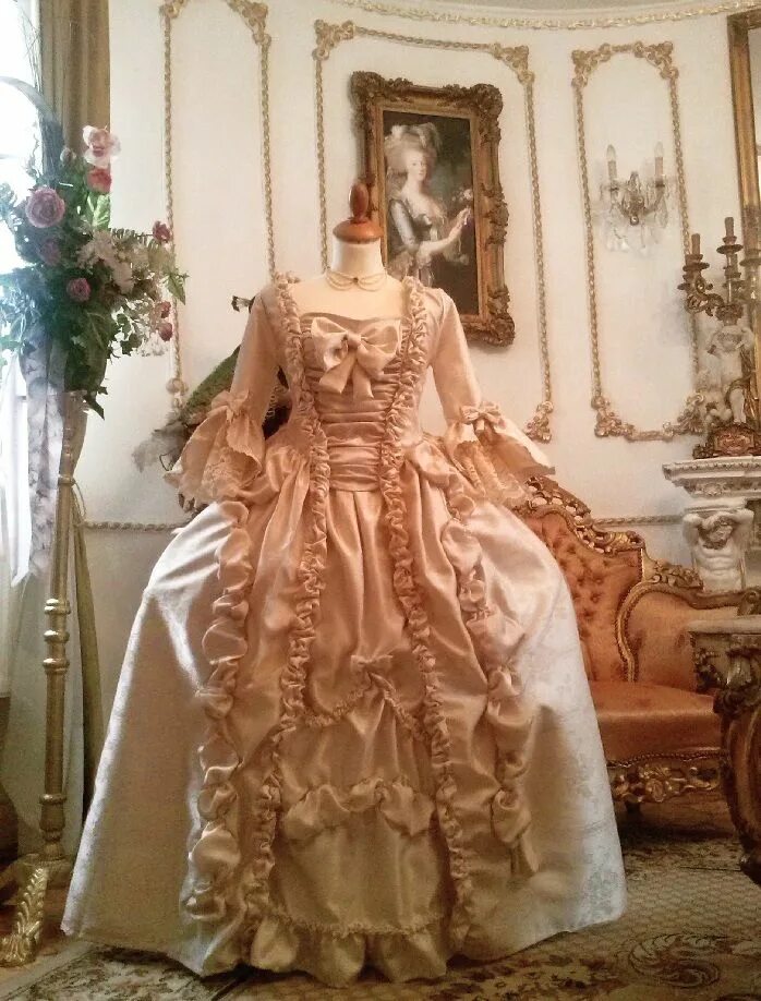Версаль одежда. Платье 18 века в Версале. Платье рококо Версаль. Французский Версаль Наряды. Платье в стиле Версаль.
