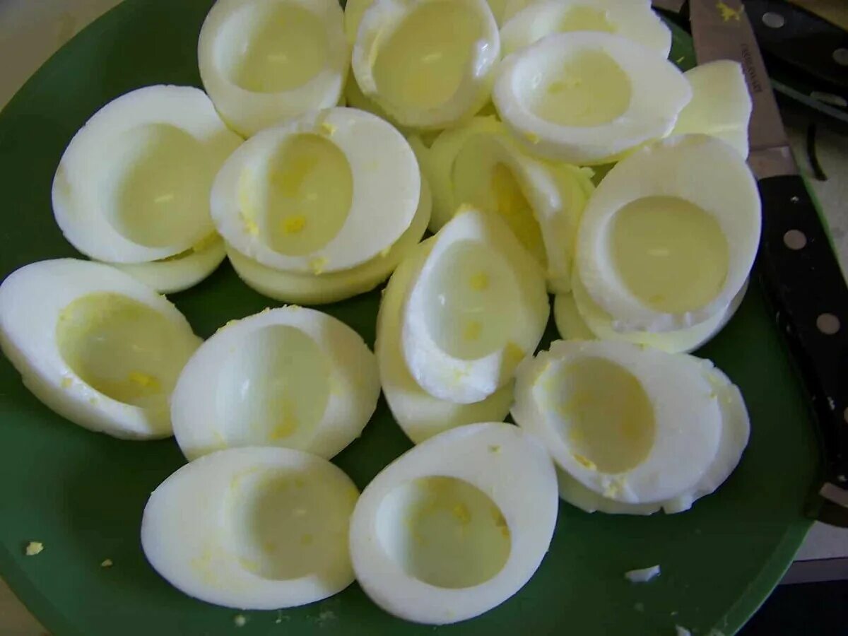 Яичный белок. Яичные белки. Вареные яйца. Варёные яичные белки. Белок в вареном яйце.