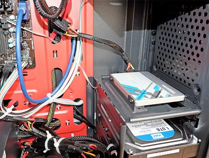 Установить второй жесткий. SSD 2.5 SATA внутри корпуса. Крепление SSD 2.5 В системный блок. Корпус крепление ссд жесткий диск. Ссд диск для ПК.