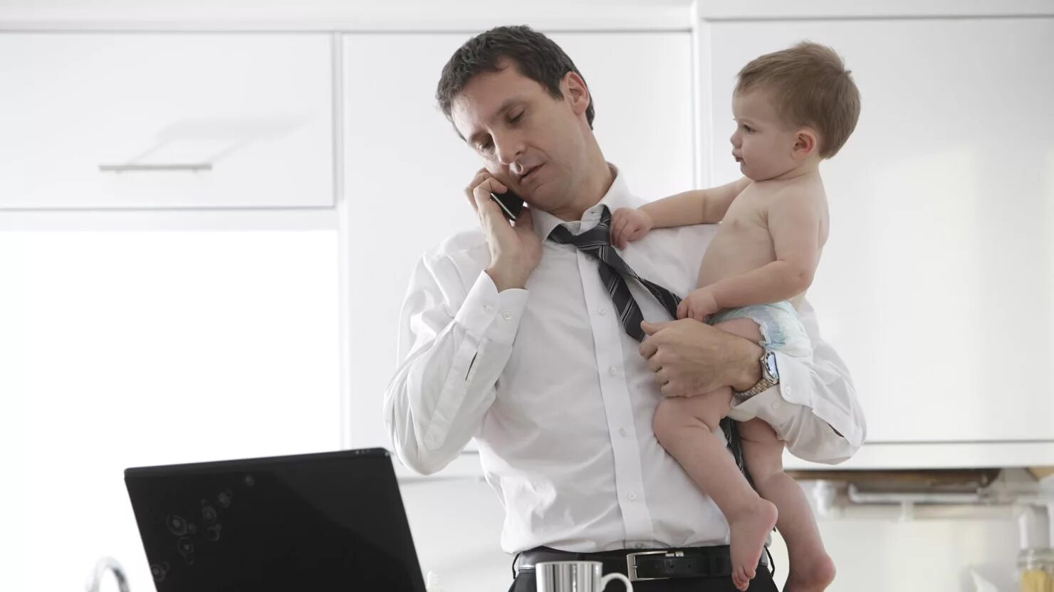 Daddy working. Отстраненный отец. Отстраненные родители. Vacio отец. Мужчина в гостях у мамы.