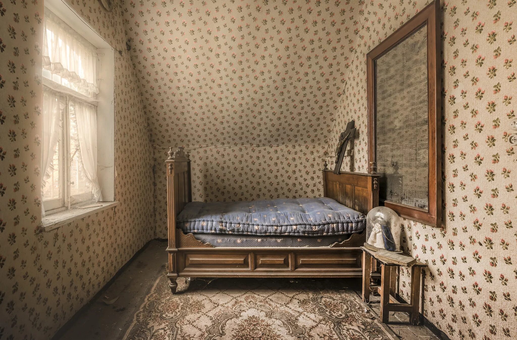 Спальня некрасивая. Старая комната. Старинная спальня. Кровать в стиле ретро.