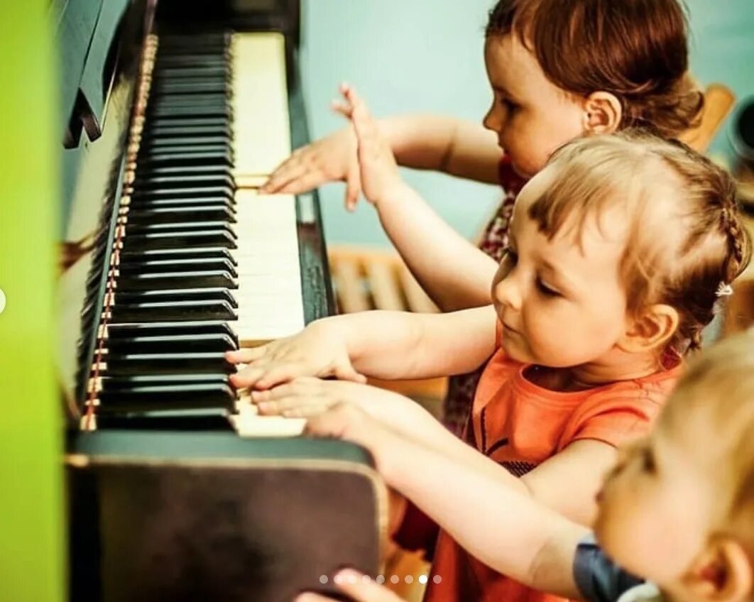 Слушание музыки игра. Музыкальное занятие. Дети на музыкальном занятии. Дошкольники на музыкальном занятии. Музыкальное воспитание дошкольников.