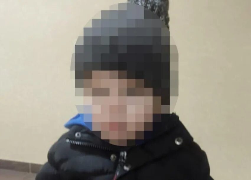 10-11 летний мальчик. Сотрудник полиции. Потерянного ребенка нашли. Снимки полиции. Замерзшие школьники.