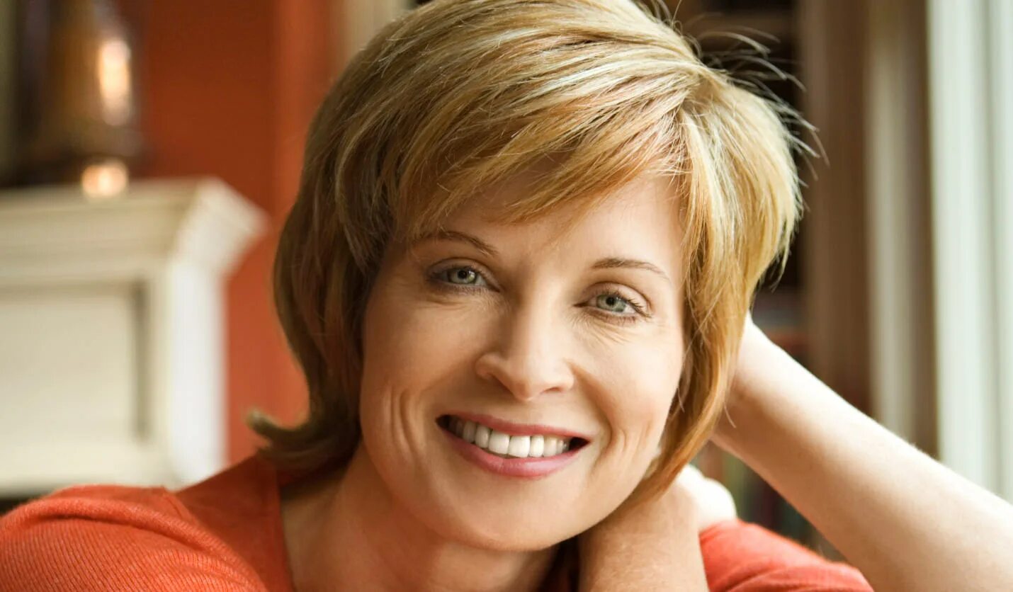 женщина среднего возраста. женщина 40 лет. здоровая женщина. женщина среднего возраста. красивая женщина средних лет.