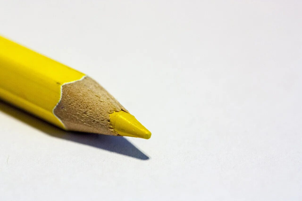 Pencil download. Елоу пенсил. Желтый карандаш. Желтый цветной карандаш. Карандаш желтого цвета.