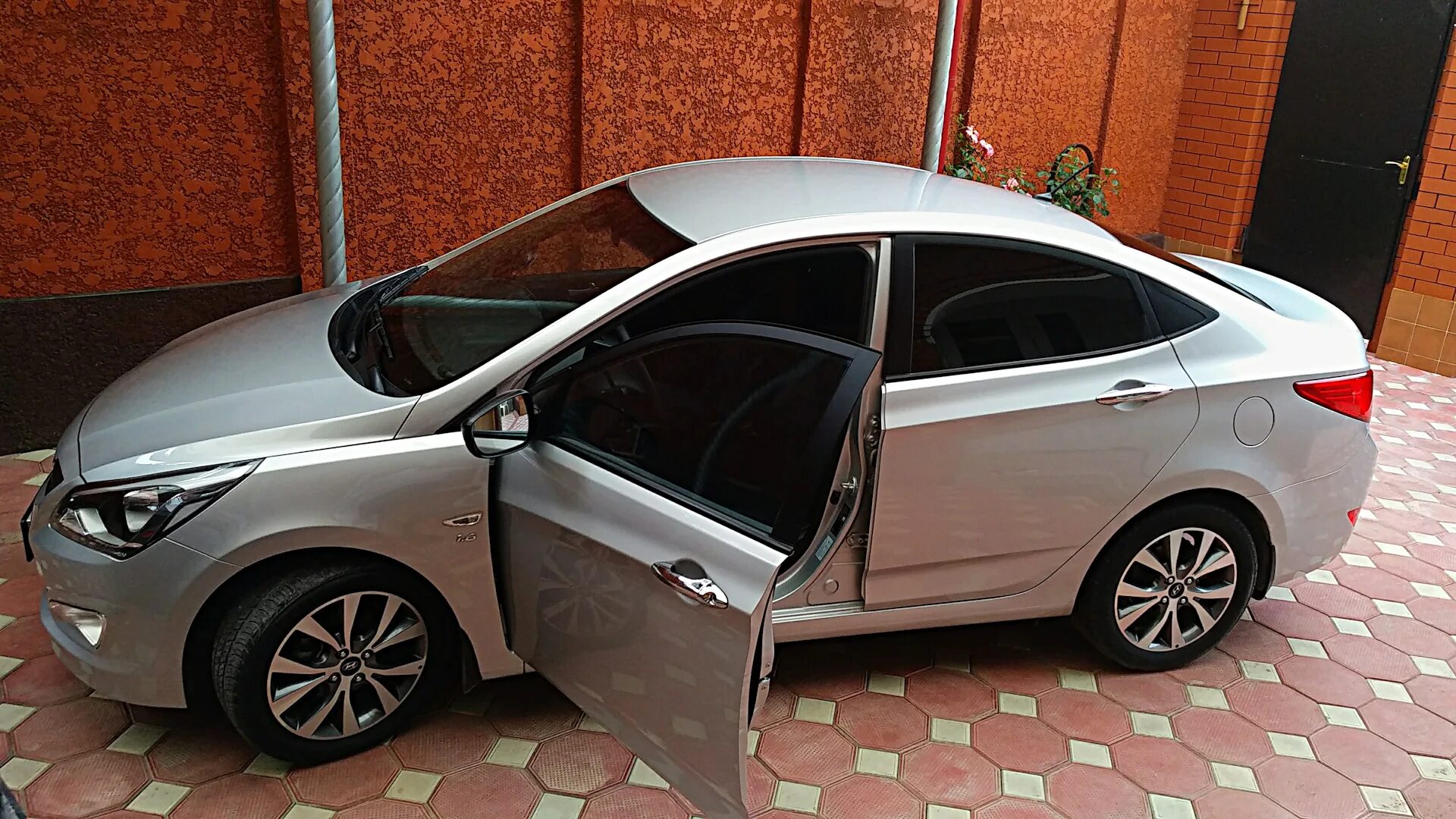 Солярис оцинкованный. Hyundai Solaris r16. Hyundai Solaris II 2015. Колеса Hyundai Solaris r16. Solaris 2 r16.