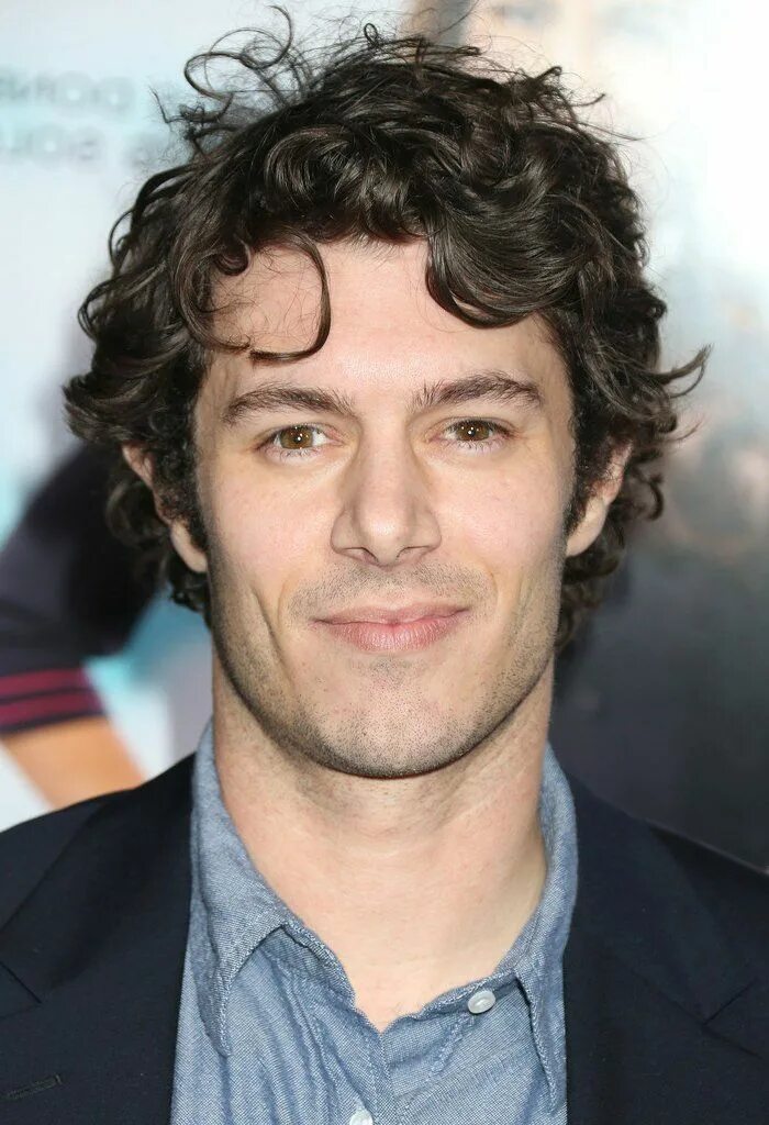 Adam Brody кудрявый. Мужские прически с вьющимися волосами. Мужские стрижки на кудрявые волосы. Мужчины с вьющемся волосами. Мужские стрижки на вьющиеся волосы