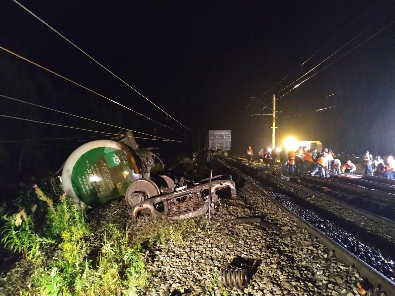 Сошедшая с рельсов дата выхода серий. Сход вагонов хабаровск. Александр 3 поезд сошел с рельсов. Сход вагонов на дальневосточной жд. Полувагоны железнодорожные.