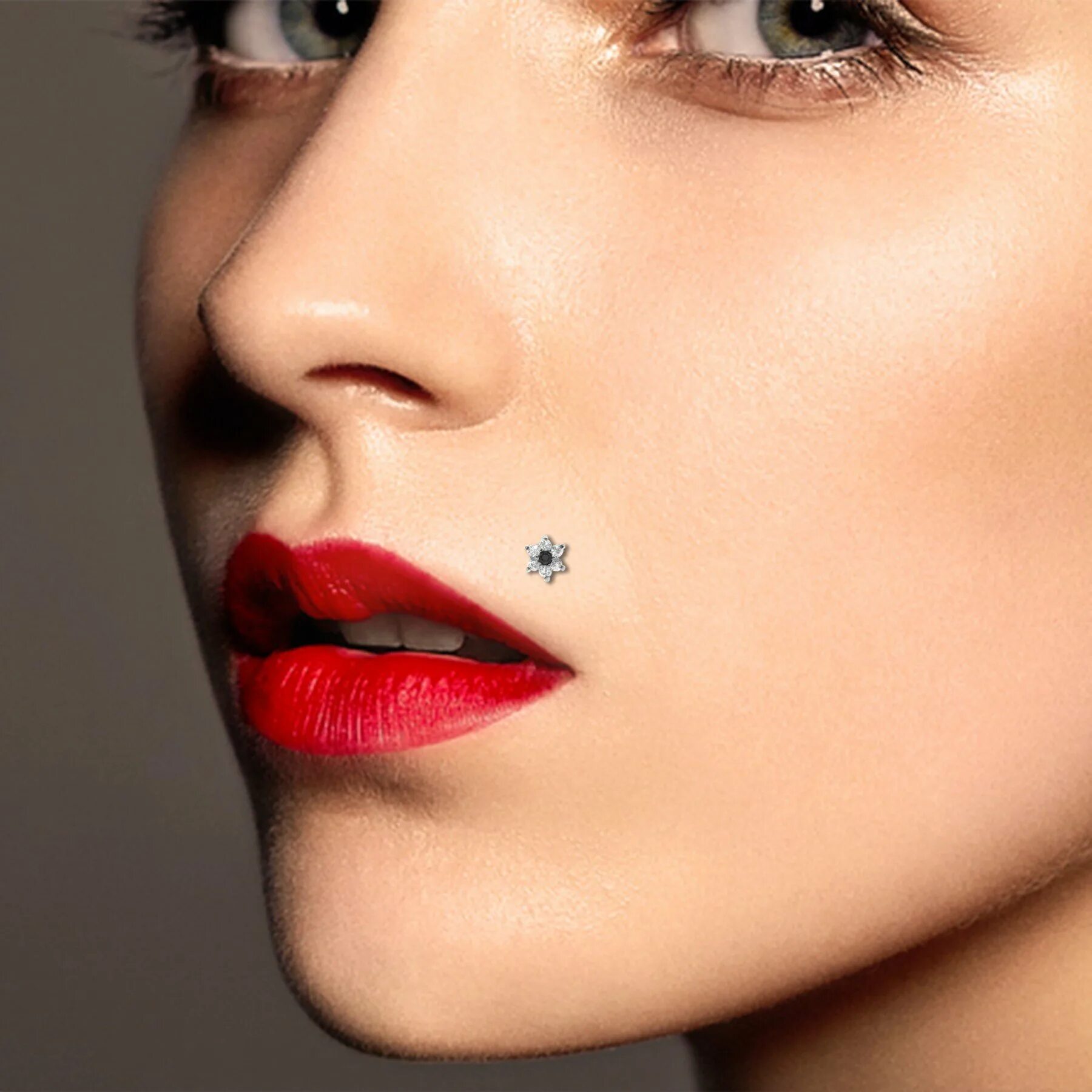 Губы. Линдси виксон модель. Губы на маленьком лице. Формы женских губ. Татуаж родинка над губой.