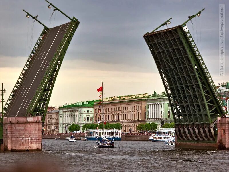 История дворцового моста в санкт петербурге. Дворцовый мост. конструкция дворцового моста. бело зелёное здание около дворцового моста в петербурге. дворцовый мост дата постройки.