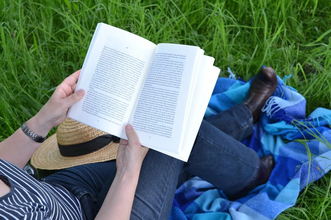 Чтение книг. Человек читает книгу. Человек с книгой в руках. Хобби книги. Читать страницу вслух