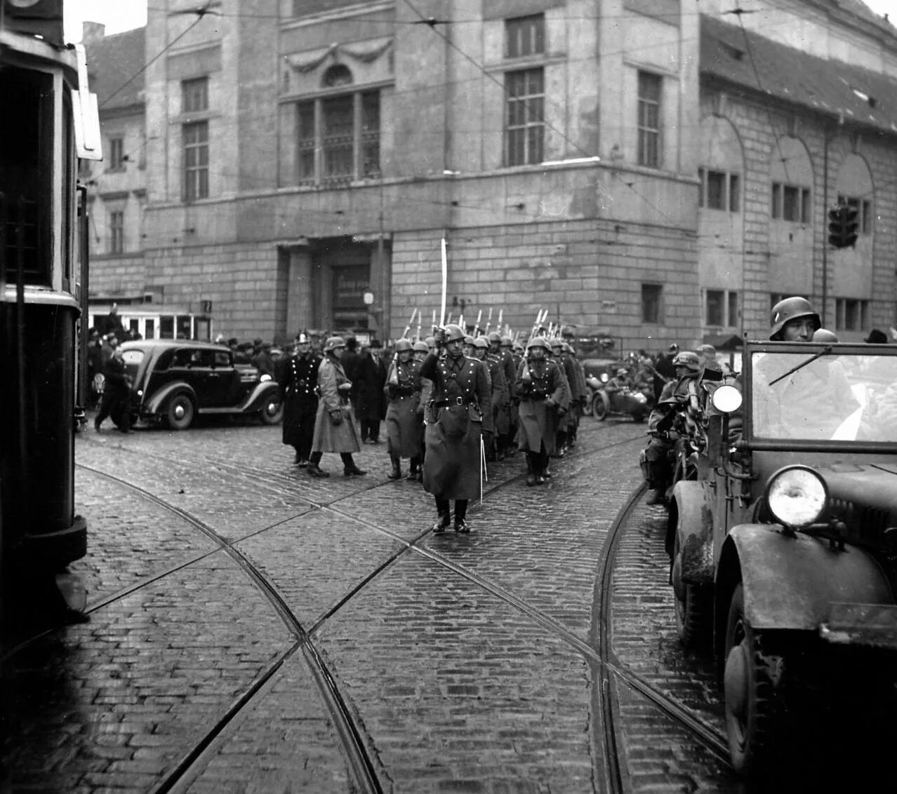 Немцы чехословакия. Немцы в Праге 1939. Германская оккупация Чехии 1939. Немцы в Праге 1938. Прага 1939 год.