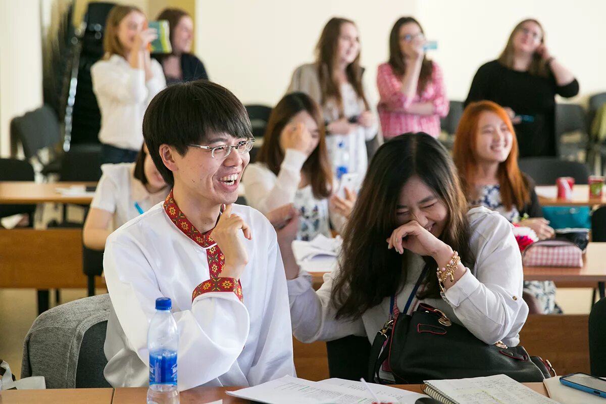 Korean students. Корейцы в университете. Студенты в Корее. Студенты Сеульского университета. Южной Кореи преподаватели в вузах.