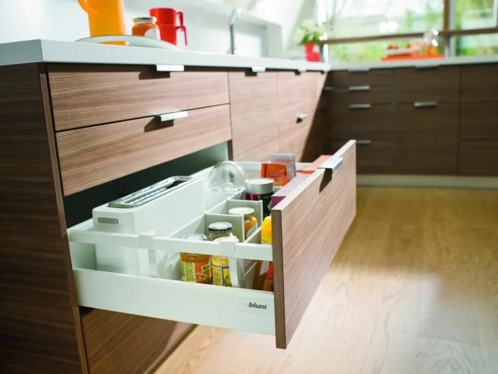 выдвижной ящик. кухонные ящики выдвижные. фурнитура блюм. выдвижной ящик. шкаф с выдвижными ящиками.